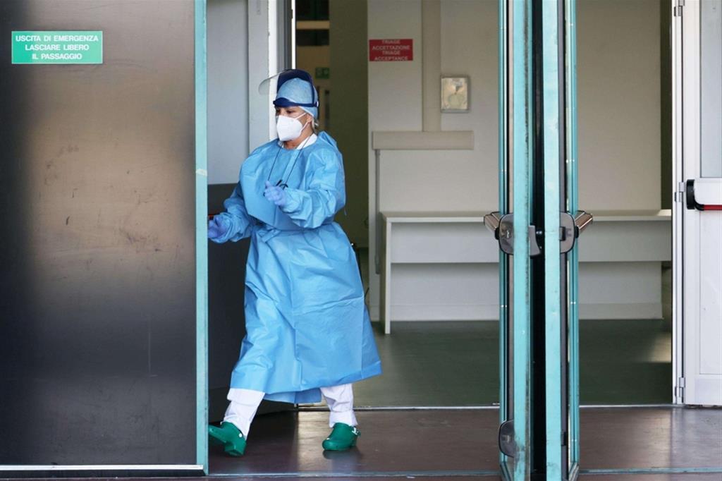 L’accoglienza dei primi pazienti di coronavirus all’ospedale degli alpini dopo la riapertura a Bergamo