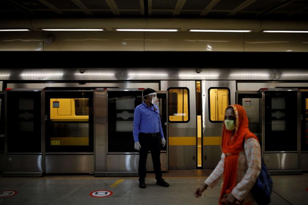Ha riaperto stamani la metropolitana di New Delhi, insolitamente deserta