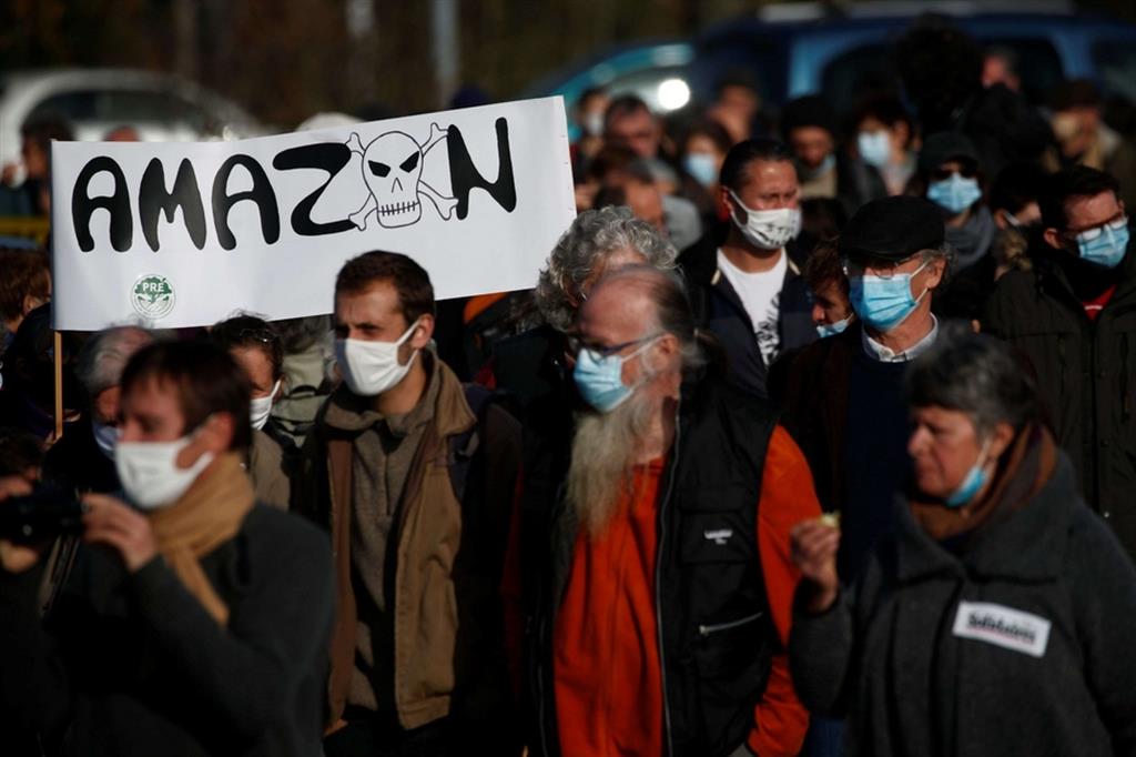 Una protesta in Francia contro Amazon e la costruzione del nuovo centro logistico a Montbert, vicino Nantes