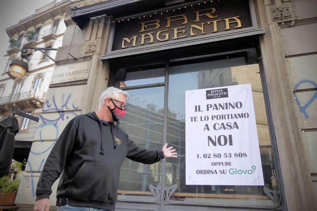 Un bar a Milano cerca di organizzarsi per affrontare il nuovo lockdown con la consegna a domicilio