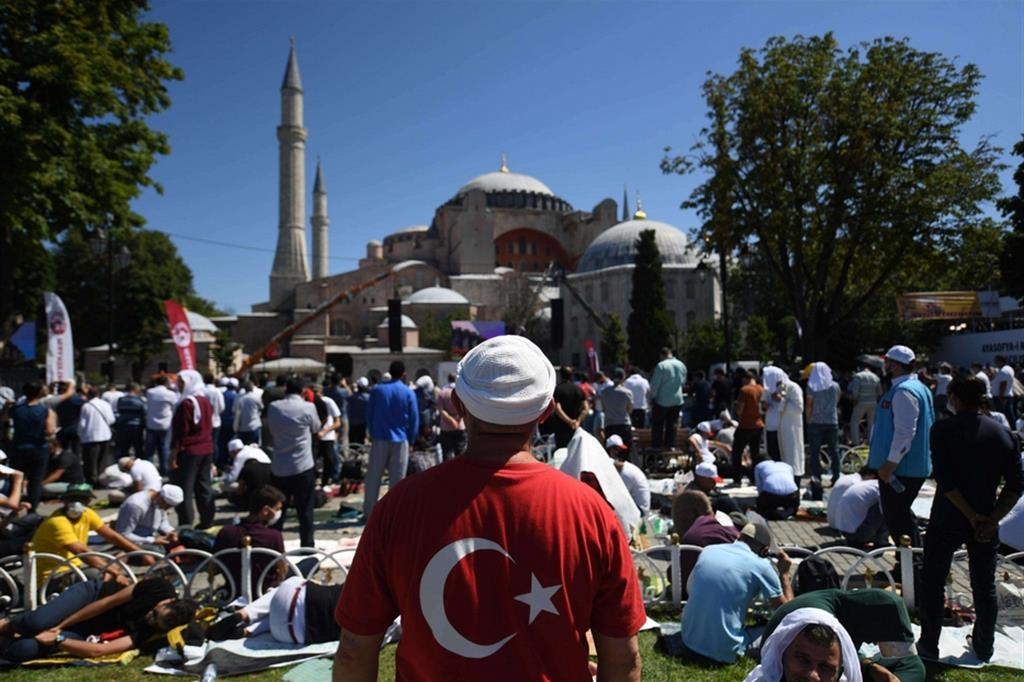 Fedeli musulmani e nazionalisti turchi stamani all'esterno di Santa Sofia a Istanbul