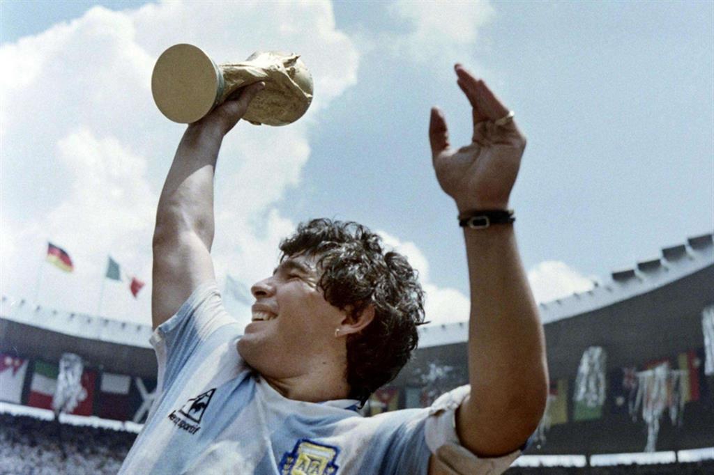 Maradona con la Coppa del Mondo vinta nel 1986 anche grazie a un gol di mano