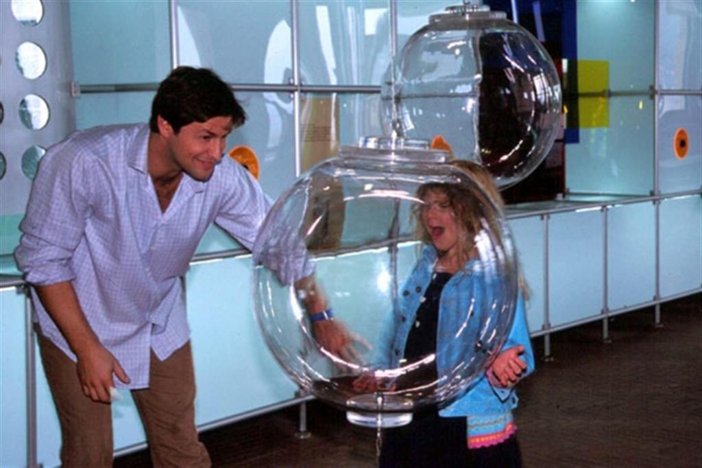 Un papà con la figlia in un museo