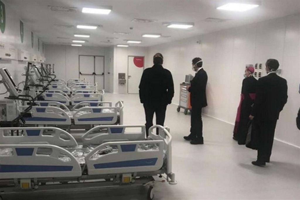La visita dell'arivescovo Delpini al nuovo ospedale allestito in Fiera a Milano