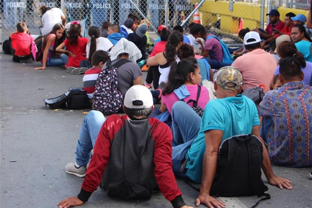 Famiglie di profughi centroamericani in attesa a Matamoros, in Messico, per passare il confine e chiedere asilo a Brownsville in Texas