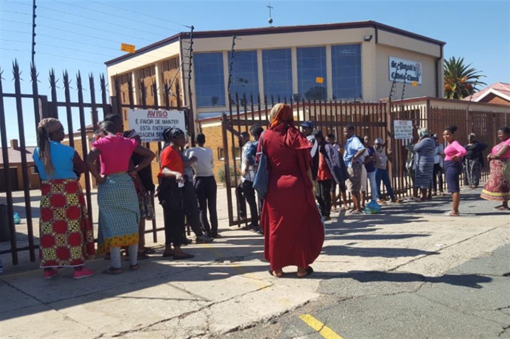 La fila di persone in cerca di aiuti alimentari davanti alla St. Patrick Catholic Church alla periferia di Johannesburg