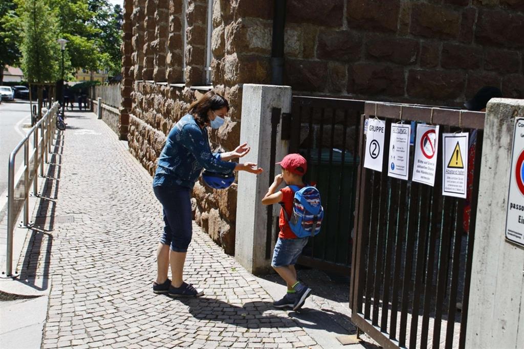 Una mamma lascia il proprio figlio in un kindergarten in Germania