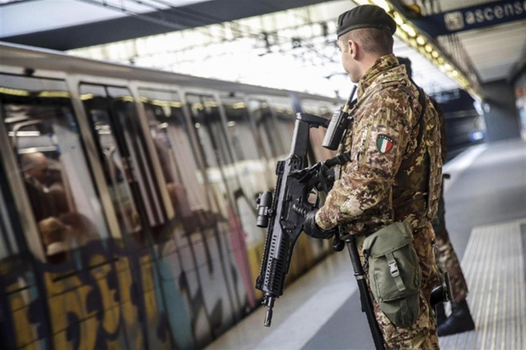 Un militare dell'operazione "Strade sicure" di guardia alla metropolitana di Roma