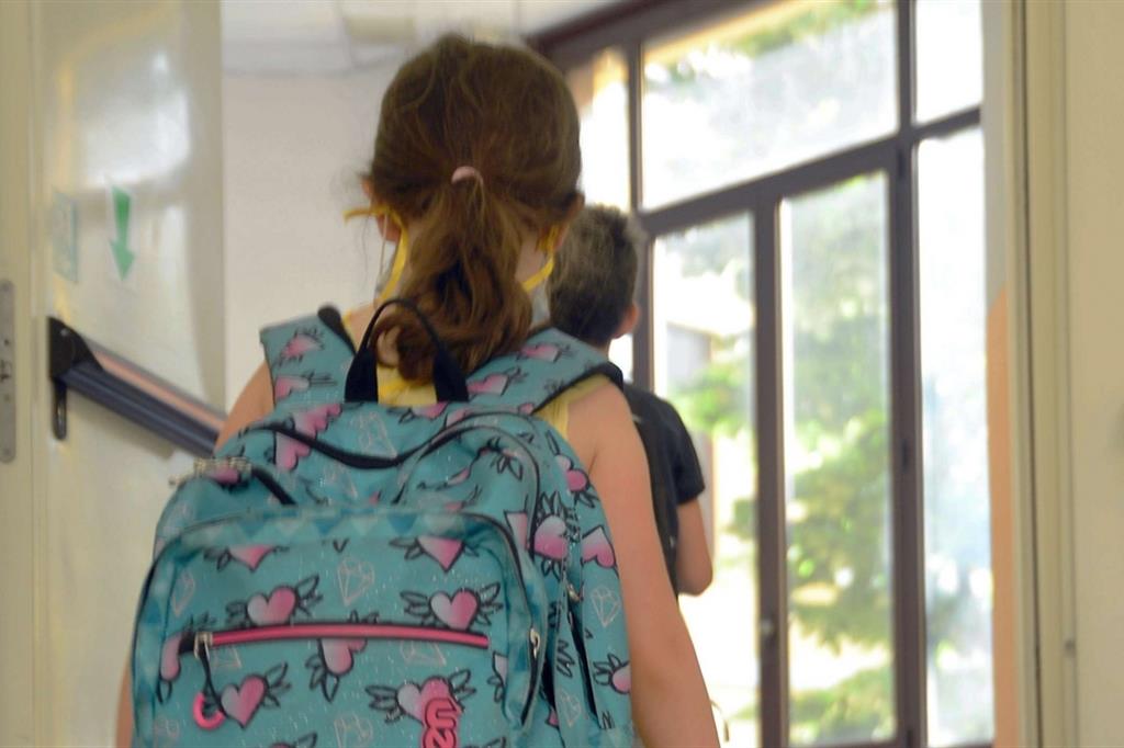 Tornano i bambini alla scuola primaria di via Ariberto, a Milano, con distanziamento e misurazione delle temperature, per l’avvio dei centri estivi.