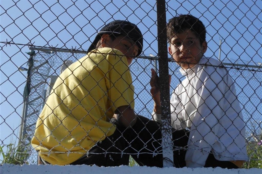 Bambini migranti in un campo profughi di un'isola dell'Egeo