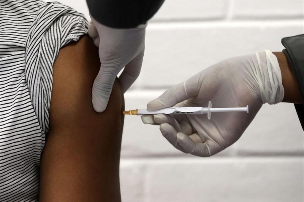 L'Oms gela i governi: vaccini per tutti non prima del 2022