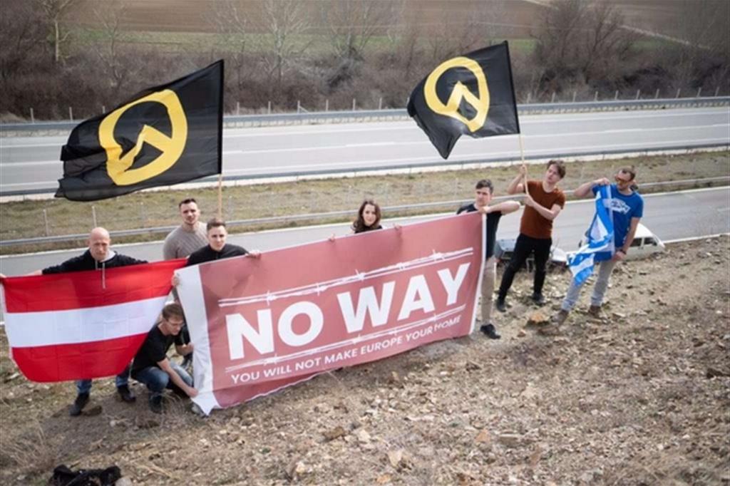 I gruppi di identitari tedeschi arrivati per sostenere i respingimenti (sono riconoscibili dagli striscioni "No Way"