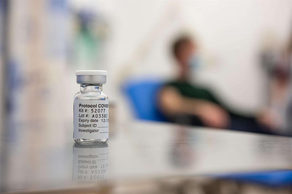 Londra approva il vaccino AstraZeneca. Ma per l'Europa i tempi si allungano