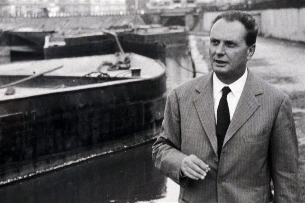 Il poeta e scrittore Vittorio Sereni (1913-1983) lungo la Darsena milanese