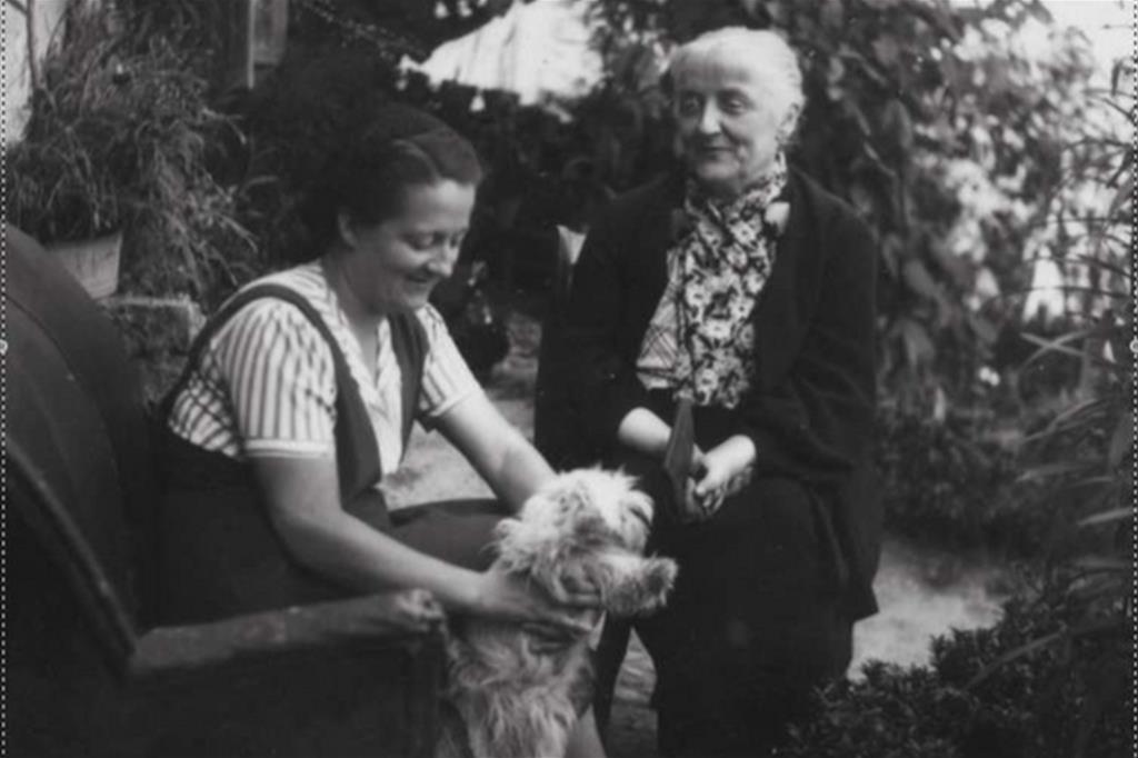 Émilie, a destra, e Germaine Tillion nella loro casa verso il 1940