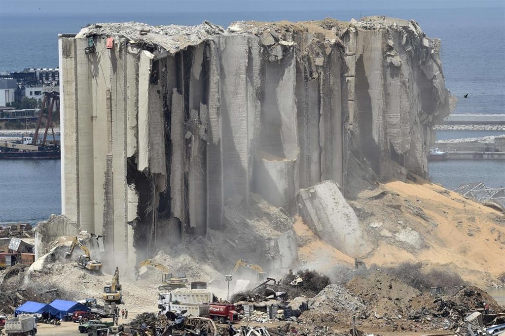 Devastazione al porto di Beirut dopo la duplice esplosione del 4 agosto
