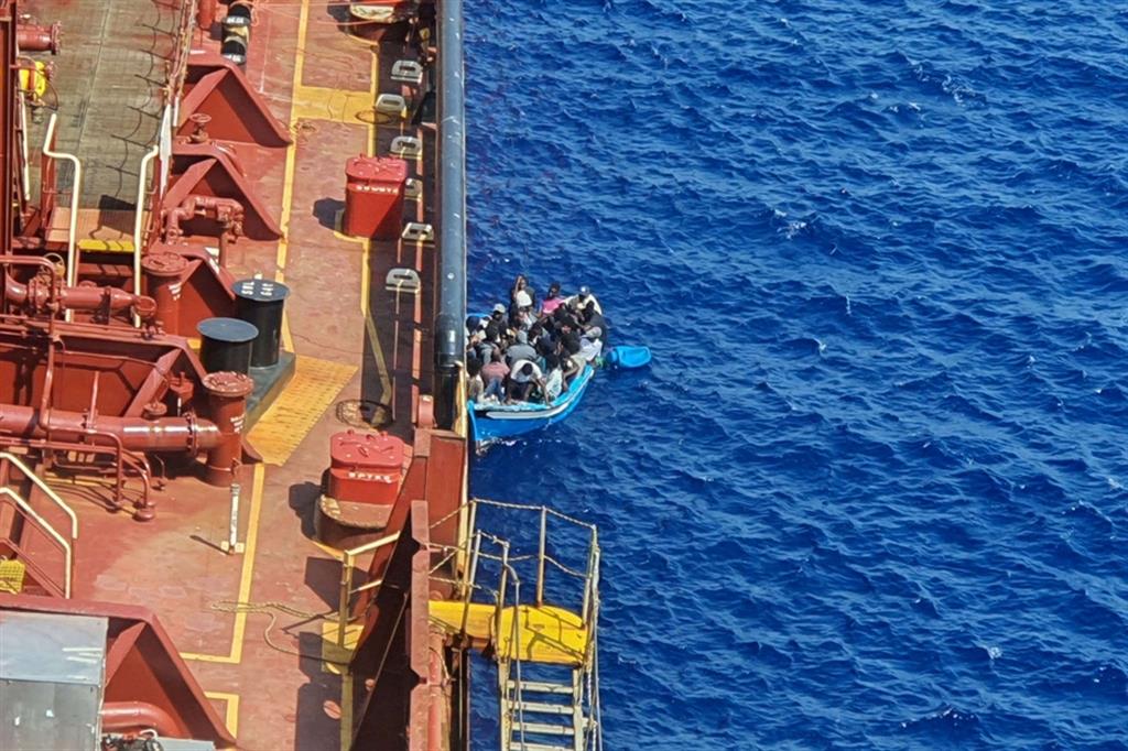 Il momento del soccorso, avvenuto lo scorso 5 agosto, in acque internazionali e su richiesta del governo di Malta. Il mercantile allora aveva modificato la sua rotta di navigazione per raggiungere e salvare i naufraghi