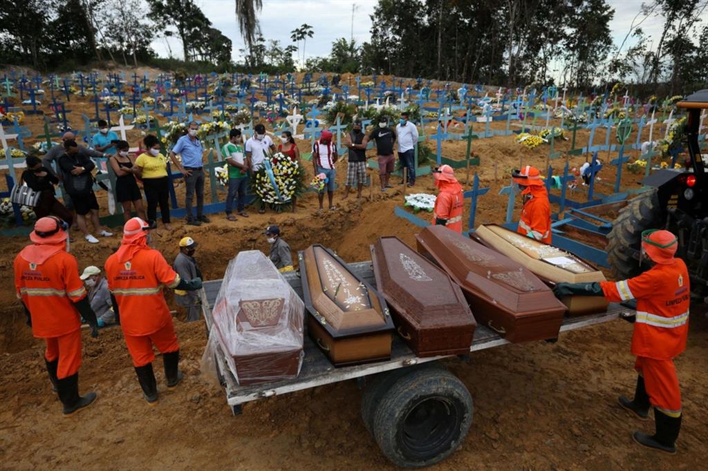Riti funebri e sepolture collettivi nel cimitero di Manaus