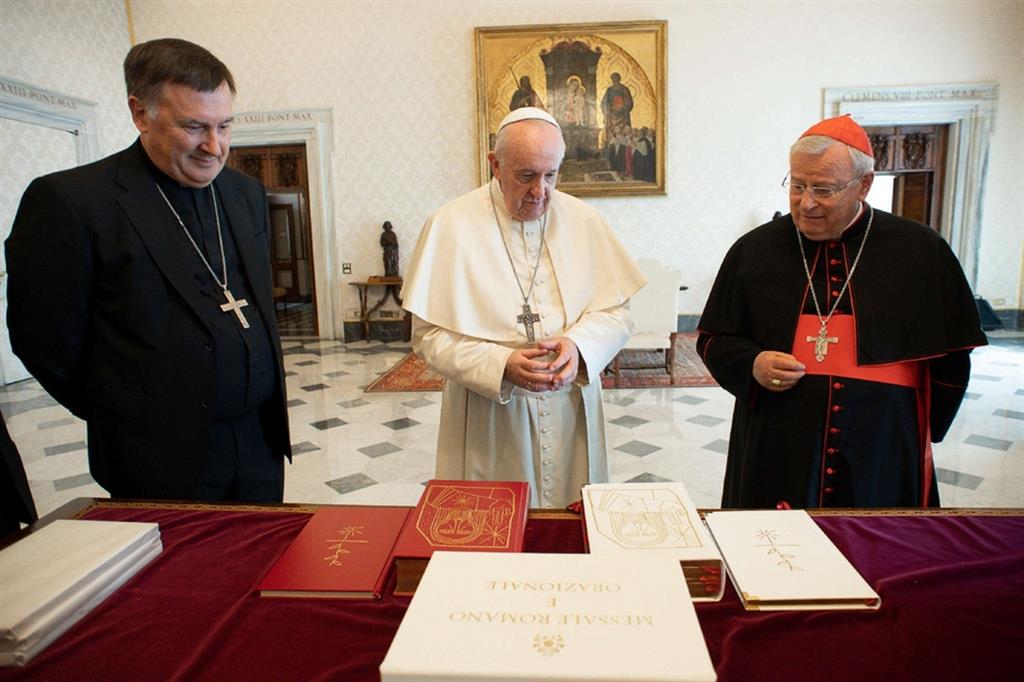 La consegna del nuovo Messale al Papa da parte del cardinale Bassetti e del vescovo Maniago