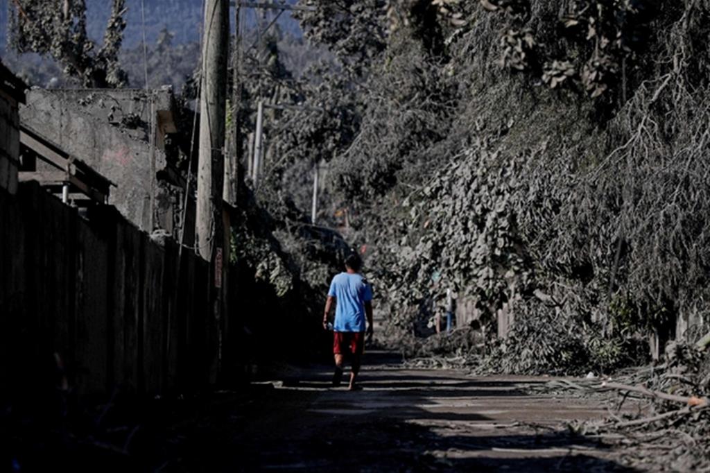Filippine, l'eruzione del vulcano Taal ricopre tutto di cenere