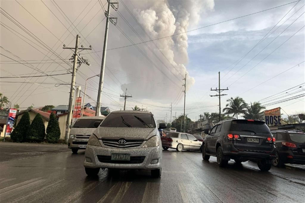 Filippine, l'eruzione del vulcano Taal ricopre tutto di cenere