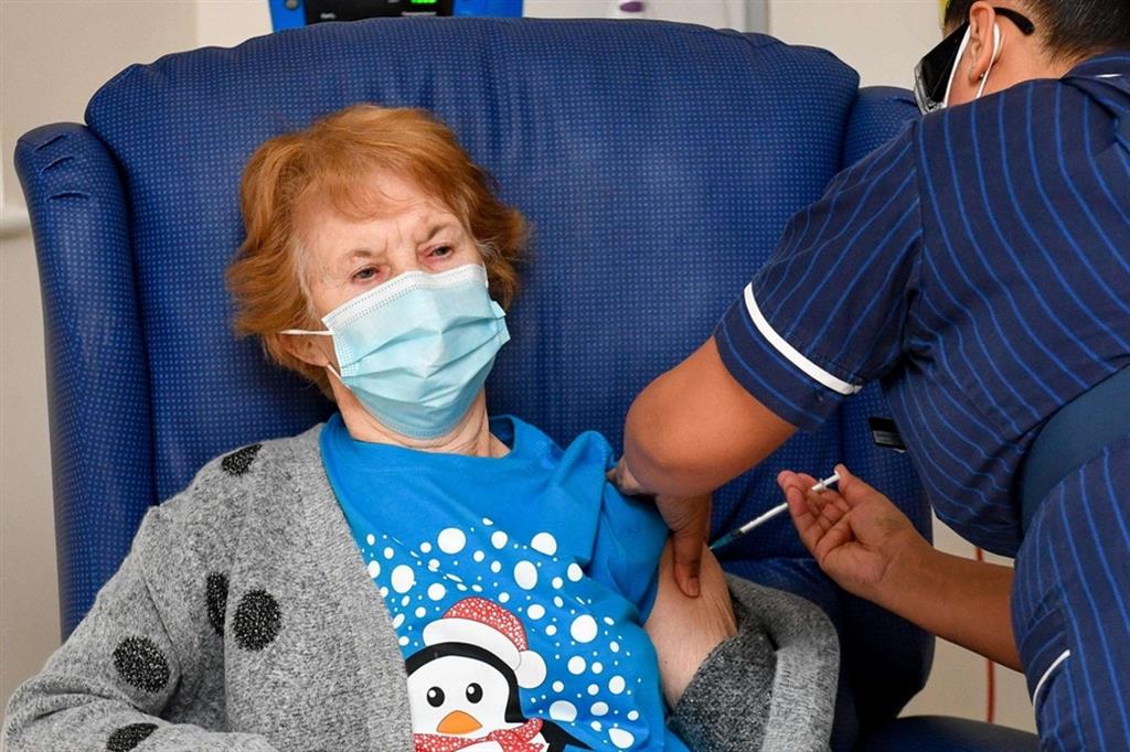 Margaret Keenan, 91 anni la prossima settimana, riceve il vaccino dall'infermiera May Parsons all'University Hospital di Coventry, Gran Bretagna