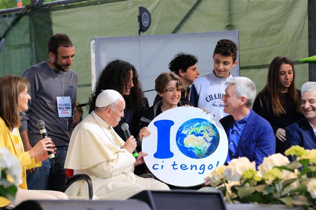 Una foto del 13 maggio 2016 che documenta la visita di Papa Francesco al Villaggio per la Terra. Insieme a lui Pierluigi Sassi, presidente di Earth Day Italia