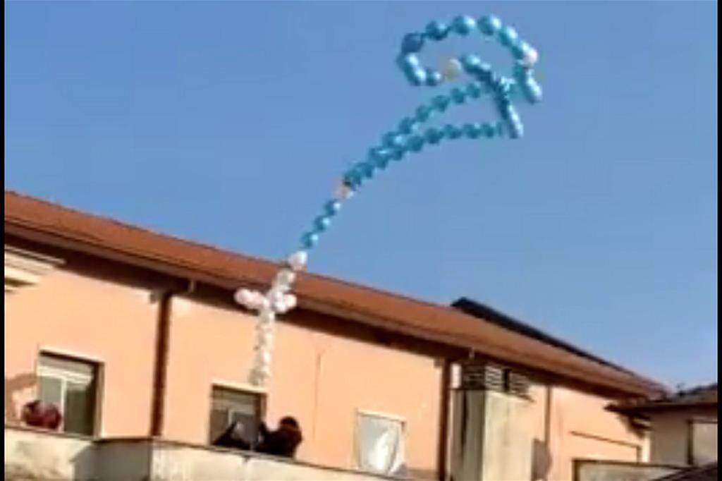 Il Rosario di palloncini colorati sui tetti di Avezzano, L'Aquila