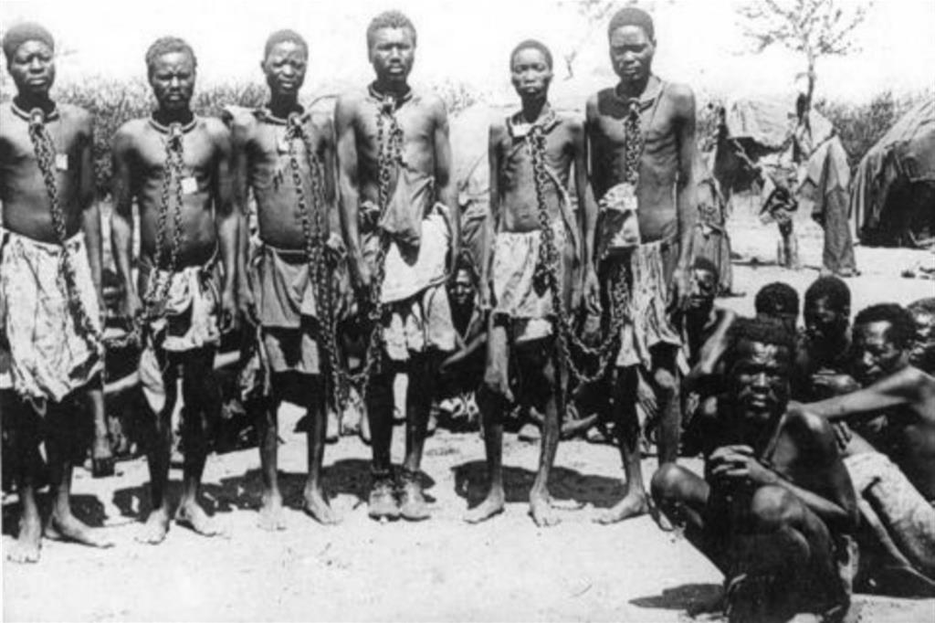 Prigionieri. Un'immagine dei primi anni del '900 in Namibia, dove si consumò il primo genocidio del XX secolo