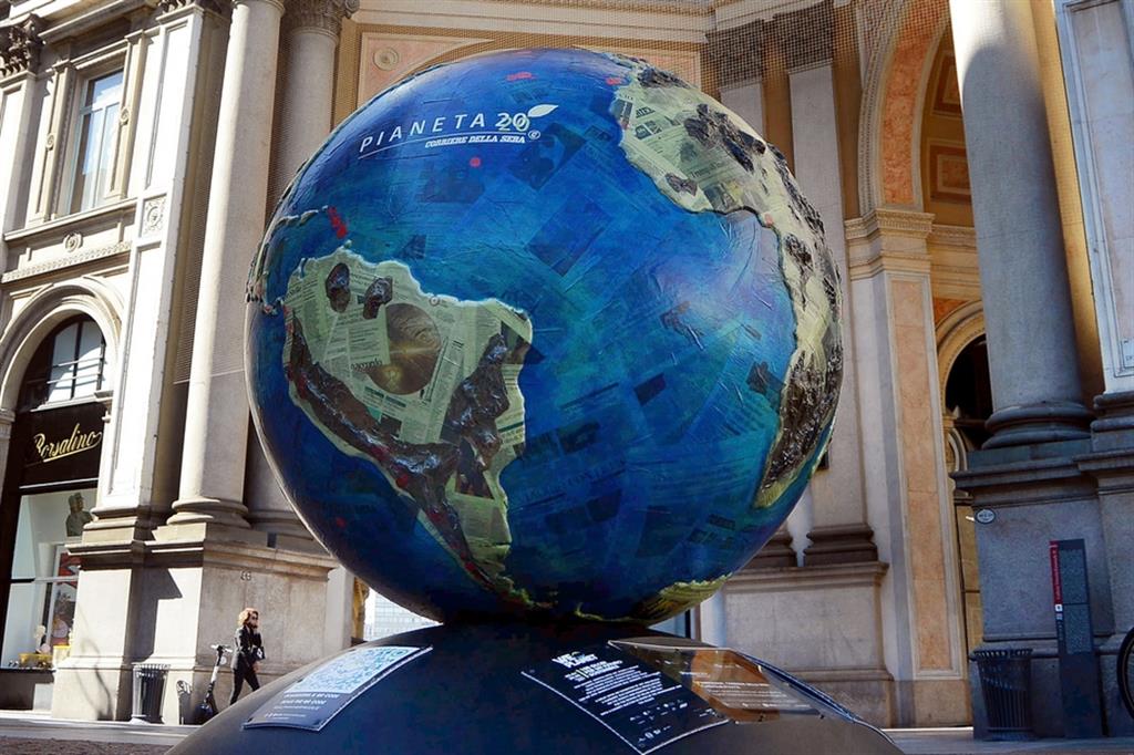 L'installazione di un globo terrestre in occasione della Giornata mondiale dell'ambiente