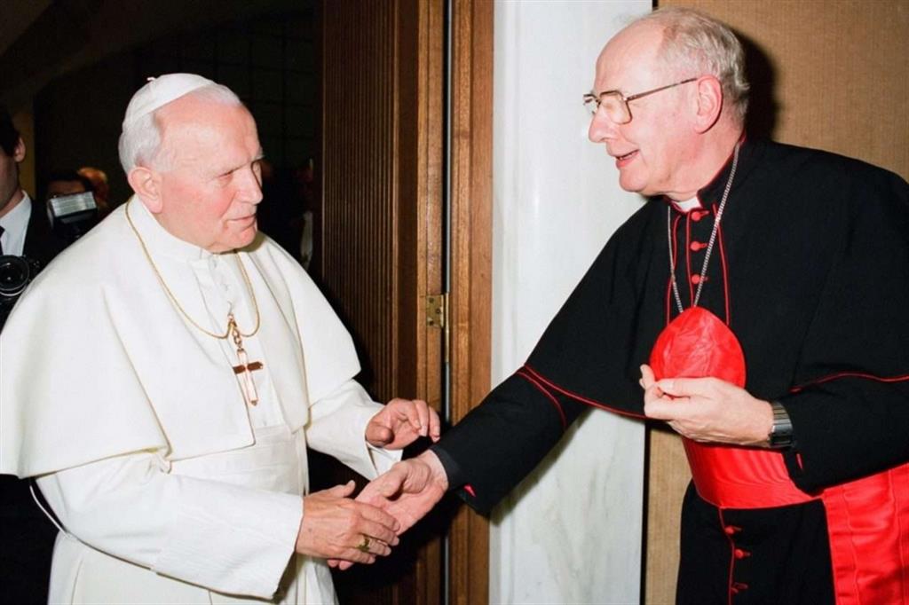 IL cardinale Simonis con Giovanni Paolo II, che gli aveva consegnato la porpora nel 1985