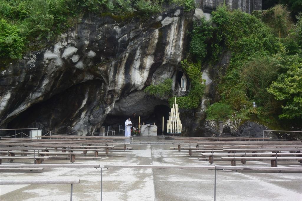 Ma nell’area davanti all’altare della Grotta, le restrizioni consentiranno solo la presenza dei cappellani che si alternano in preghiera, dal mattino alla sera - Zappalà/Avvenire