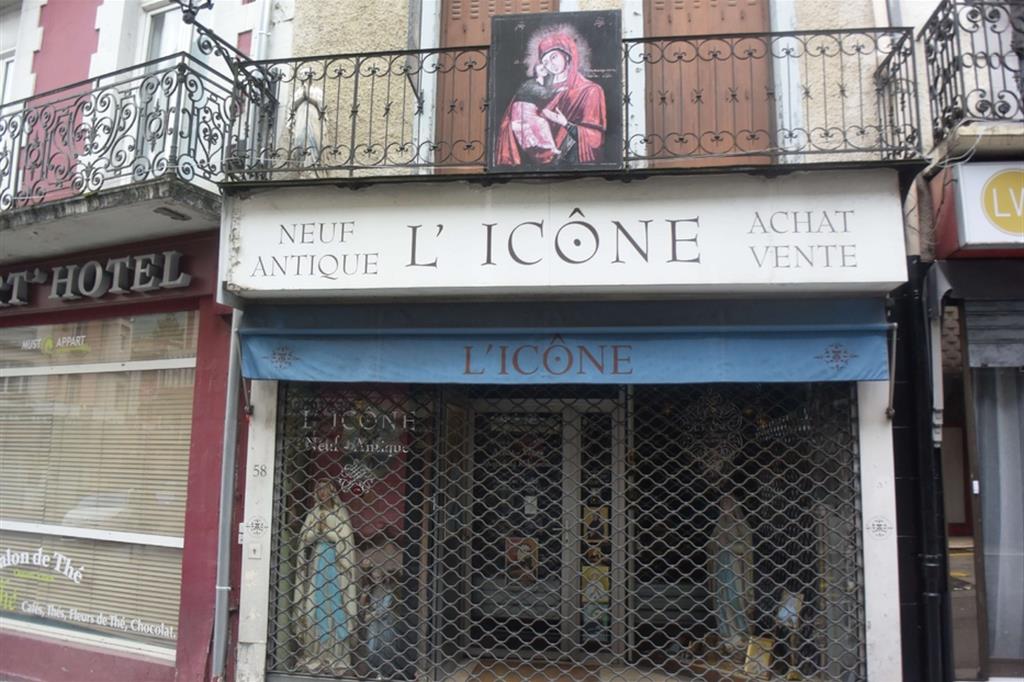 I commercianti di Lourdes attendono di poter riaprire i negozi dedicati alla devozione mariana - Zappalà/Avvenire