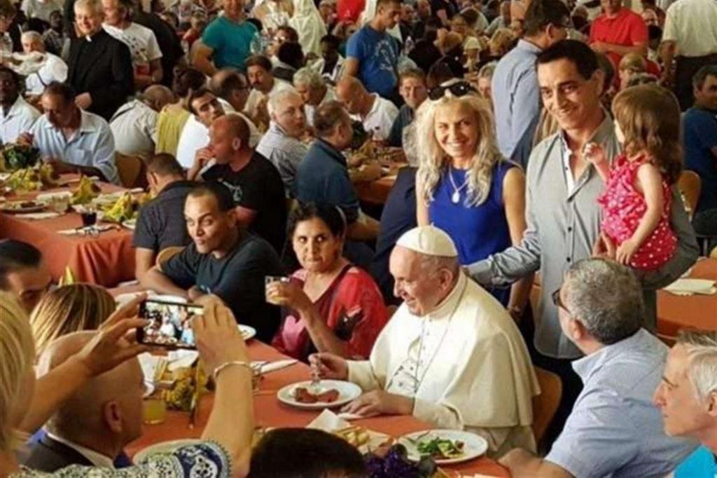 Papa Francesco a pranzo pranzo con i poveri