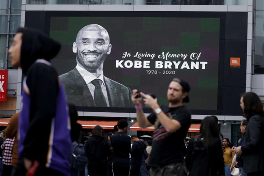 Lo Staple Center di Los Angeles rende omaggio a Kobe Bryant