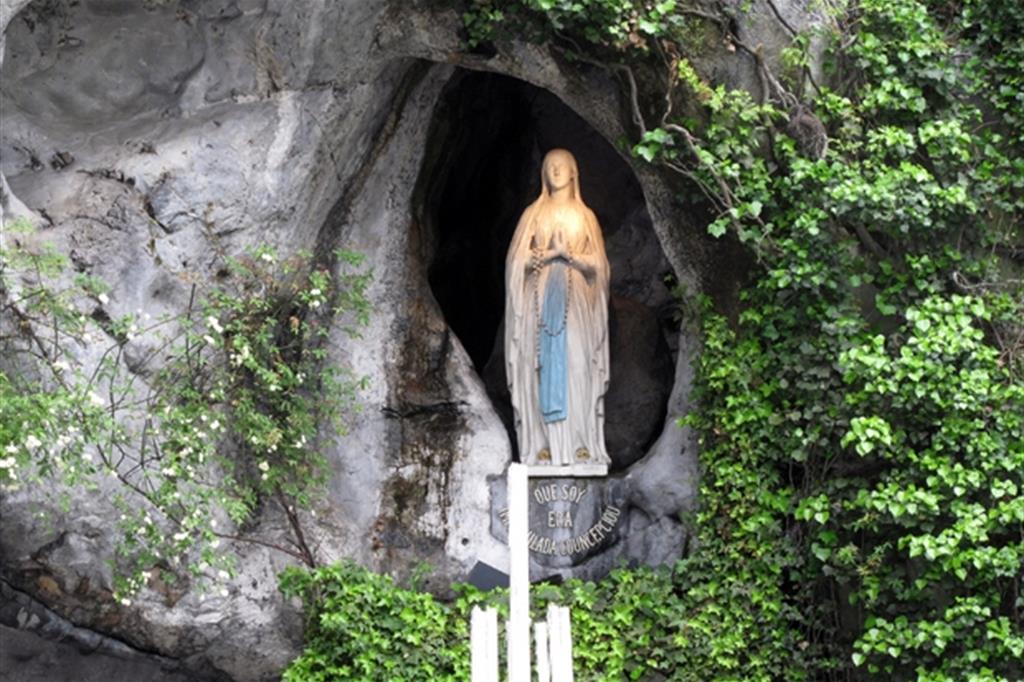La veneratissima immagine della Vergine nella Grotta di Lourdes