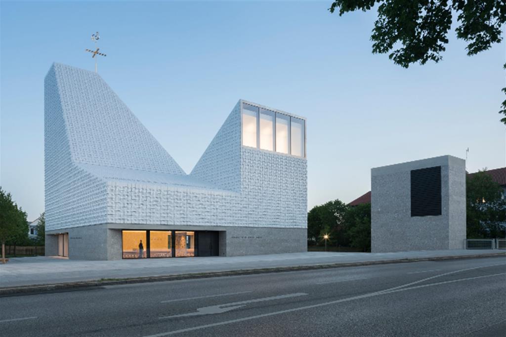 L'esterno della chiesa Seliger Pater Rupert Mayer a Poing, nei pressi di Monaco di Baviera, progettata da Meck Architekten (2011-2018)