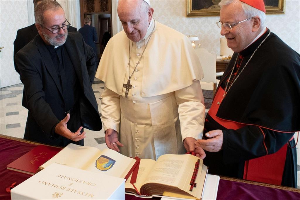Il Papa mentre riceve il nuovo Messale in italiano dal cardinale Bassetti