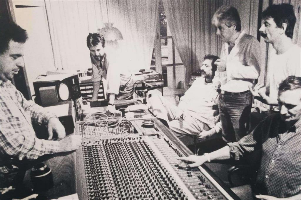 Francesco Guccini e i suoi Musici (a sinistra, Vince Tempera) in studio per l’album 'Tra la via Emilia e il West' del 1984