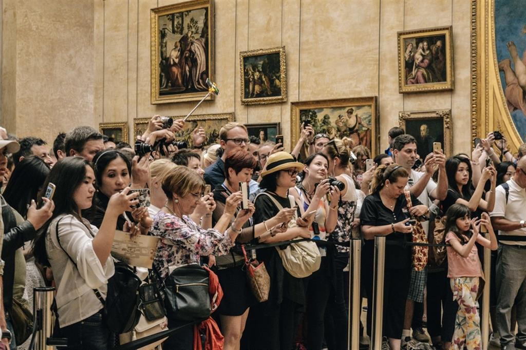 Folla di visitatori davanti alla Gioconda, al Museo del Louvre