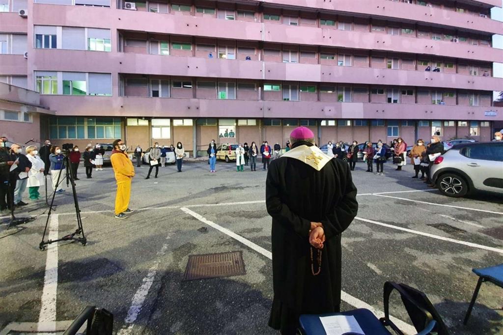 La preghiera del Rosario davanti al reparto Covid dell'ospedale di Reggio Calabria