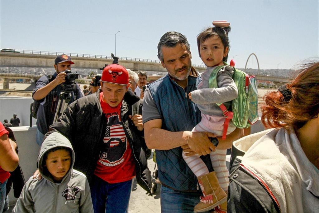 Richiedenti asilo latinoamericani al confine messicano-statunitense a Tijuana