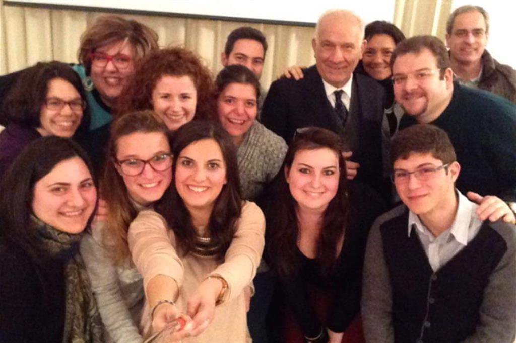 Carlo Casini insieme ai giovani del Movimento per la Vita