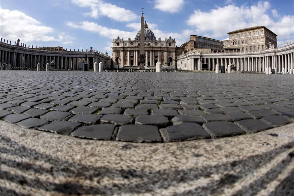 Piazza San Pietro, in Vaticano, deserta durante l’Angelus di papa Francesco del 15 marzo, in pieno lockdown