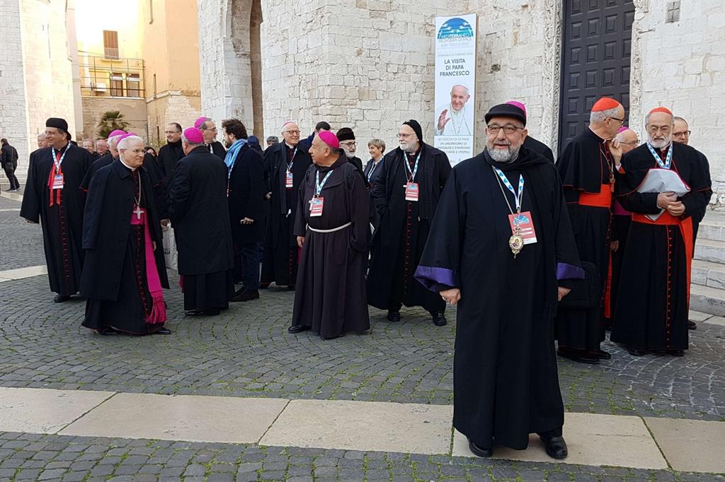 I vescovi del Mediterraneo di fronte alla Basilica di San Nicola a Bari