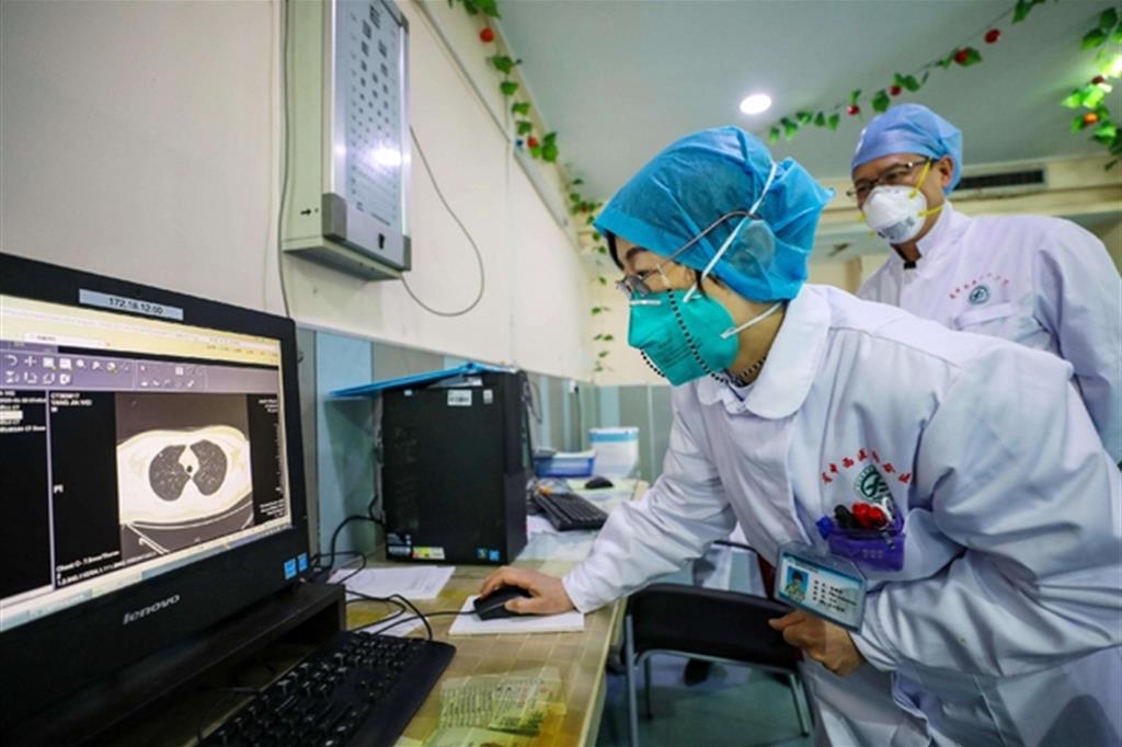 Medici  al lavoro nella città cinese di Wuhan, epicentro dell’epidemia