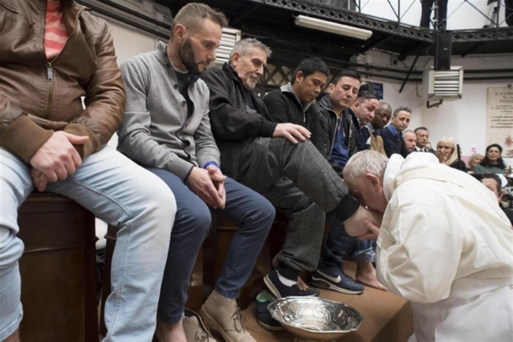 La lavanda dei piedi del Papa a Regina Coeli (2018). Quest’anno il rito non si farà