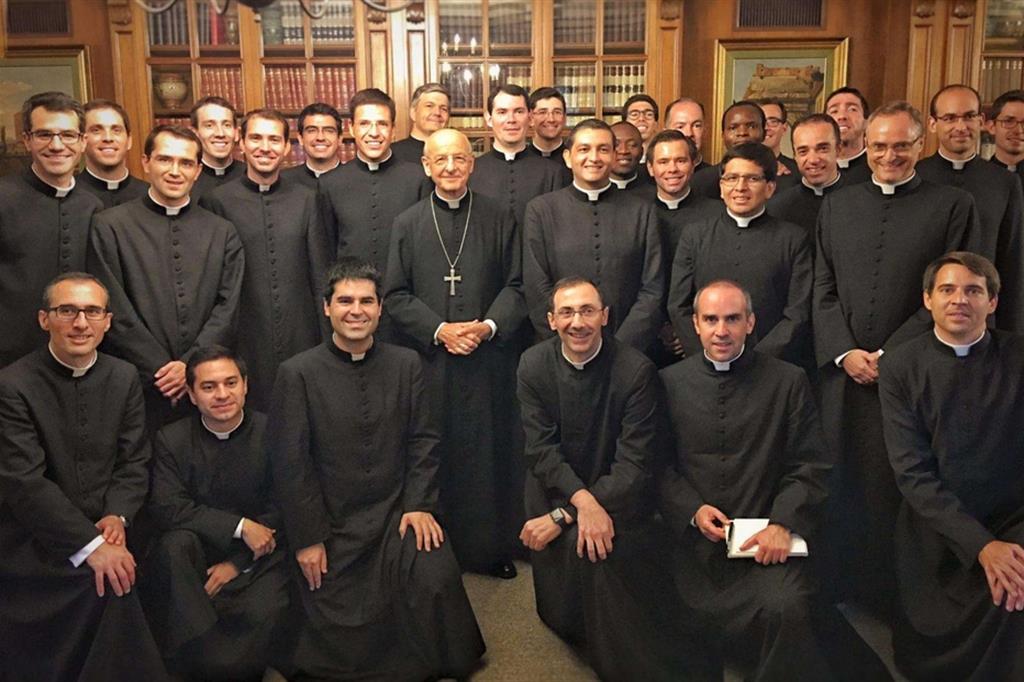 Il gruppo dei nuovi sacerdoti dell’Opus Dei ordinati ieri. Al centro, il prelato Ocáriz