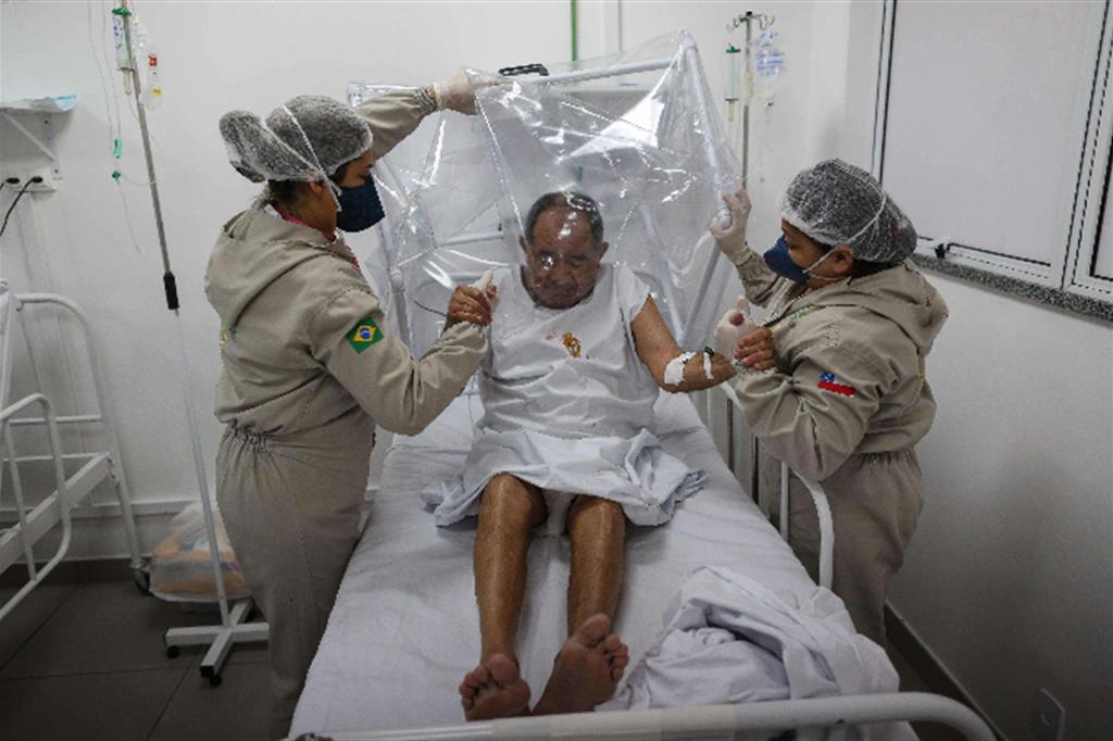 Un paziente affetto da Covid-19 ricoverato all'ospedale Gilberto Novaes a Manaus