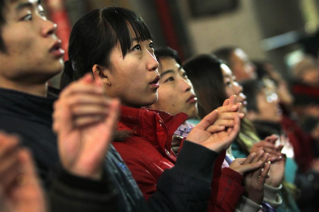 Fedeli cinesi durante una celebrazione eucaristica